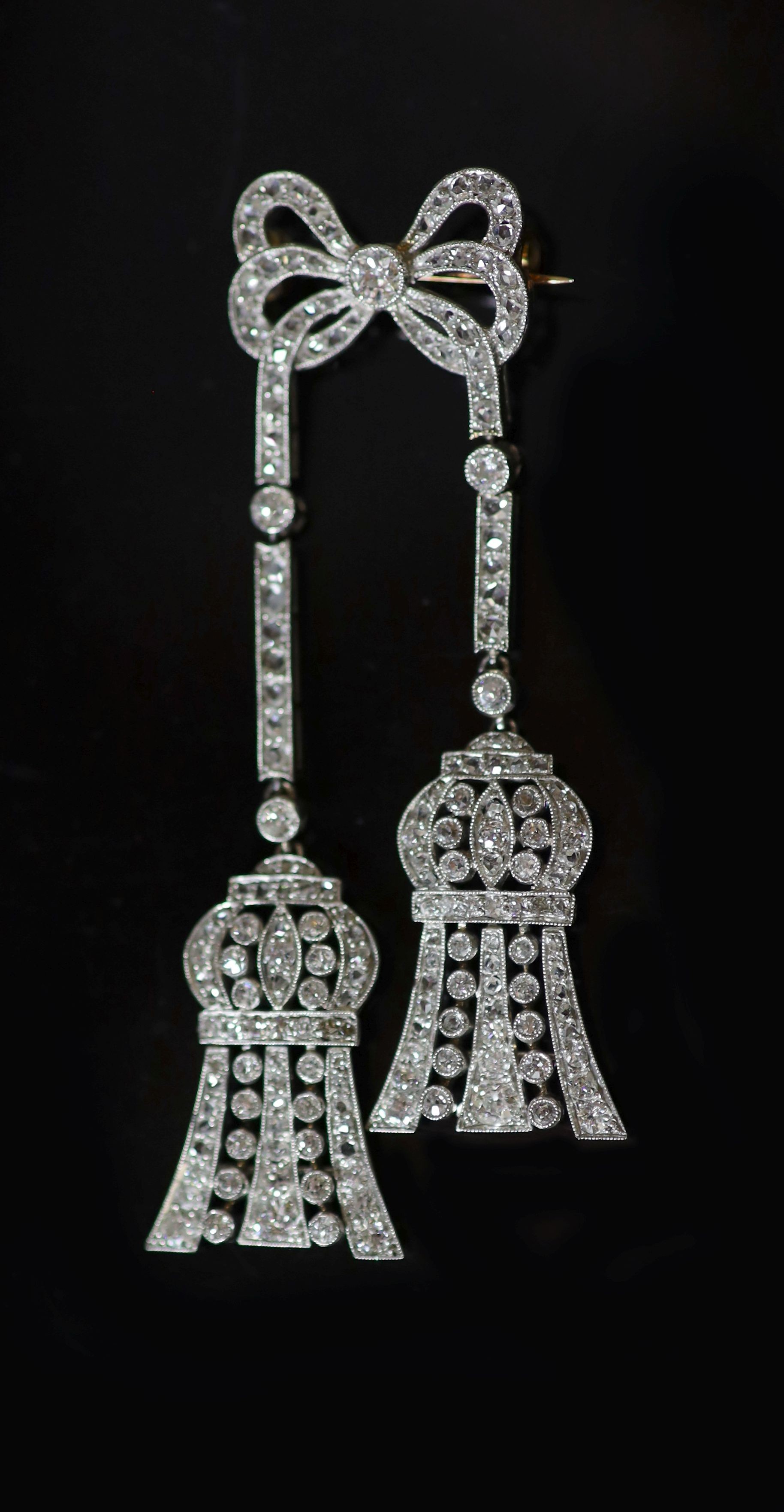 A good cased Belle Epoque white gold and millegrain set diamond encrusted graduated 'chandelier' drop brooch